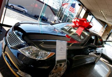 FILE PHOTO: Cars sit for sale in a Lexus dealership in Greenwich, Connecticut, November 17, 2008. REUTERS/Mike Segar   (UNITED STATES)/File Photo