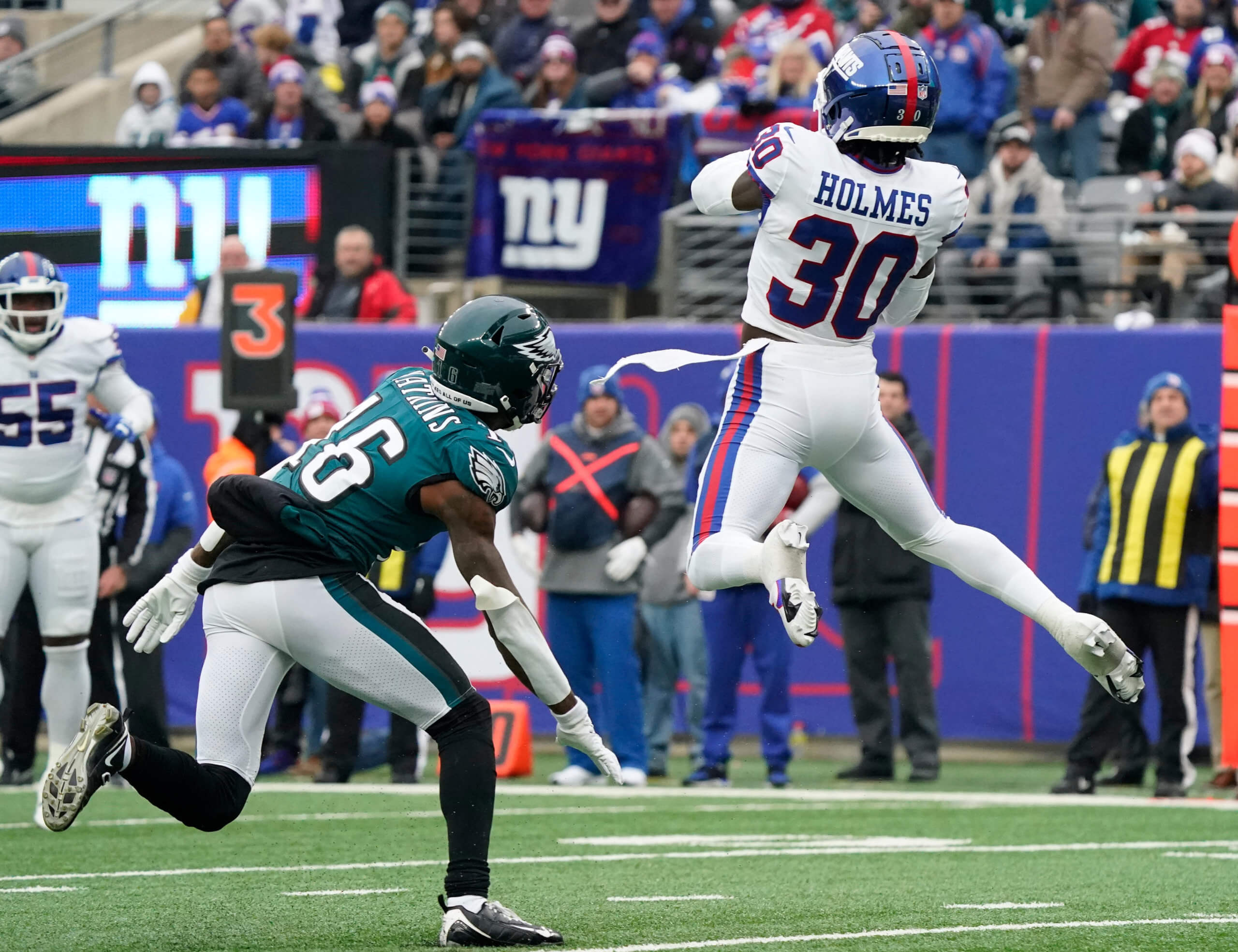 Giants defense forces 4 turnovers in upset of Eagles