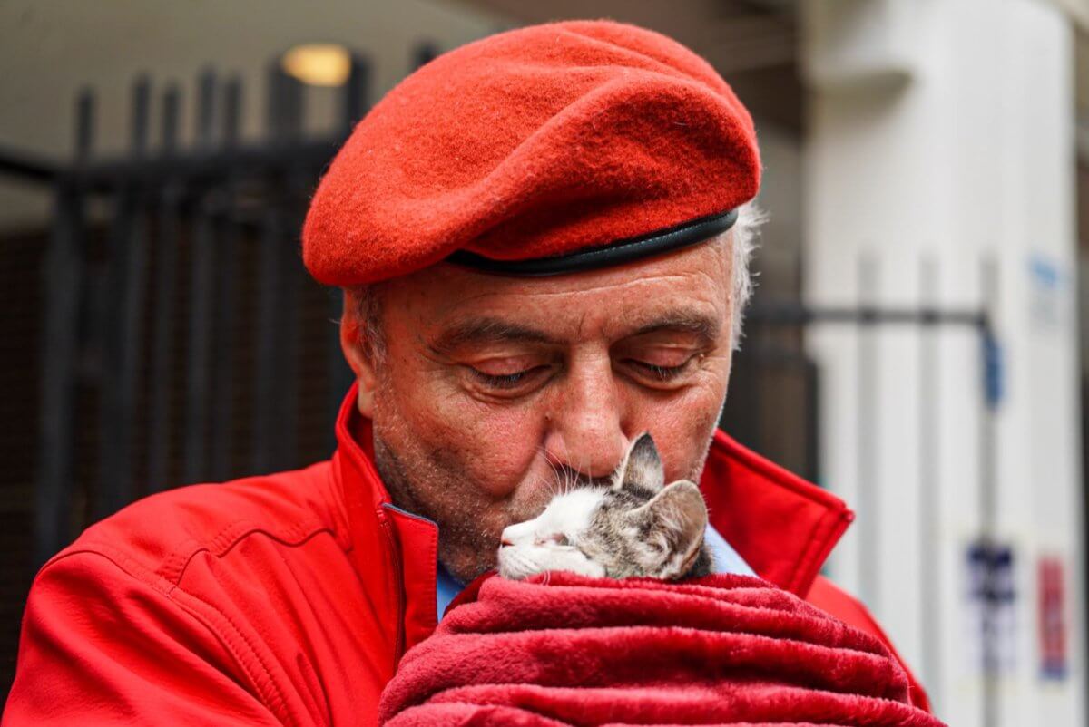 Curtis circus: Sliwa battles with poll site workers over cat, campaign jacket at Upper West Side poll site 8