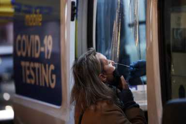 Omicron coronavirus variant continues to spread in Manhattan, New York City