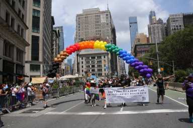 43_Rainbow-fifth-avenue_LUONGO_PRIDENYC2021_HOP-1200×800-1