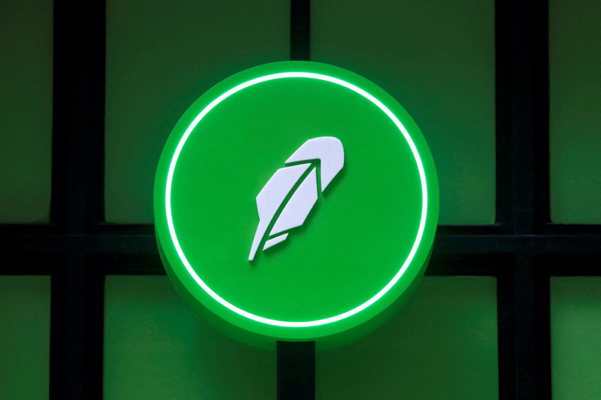 FILE PHOTO: The logo of Robinhood Markets, Inc. is seen at a pop-up event on Wall Street after the company’s IPO in New York City