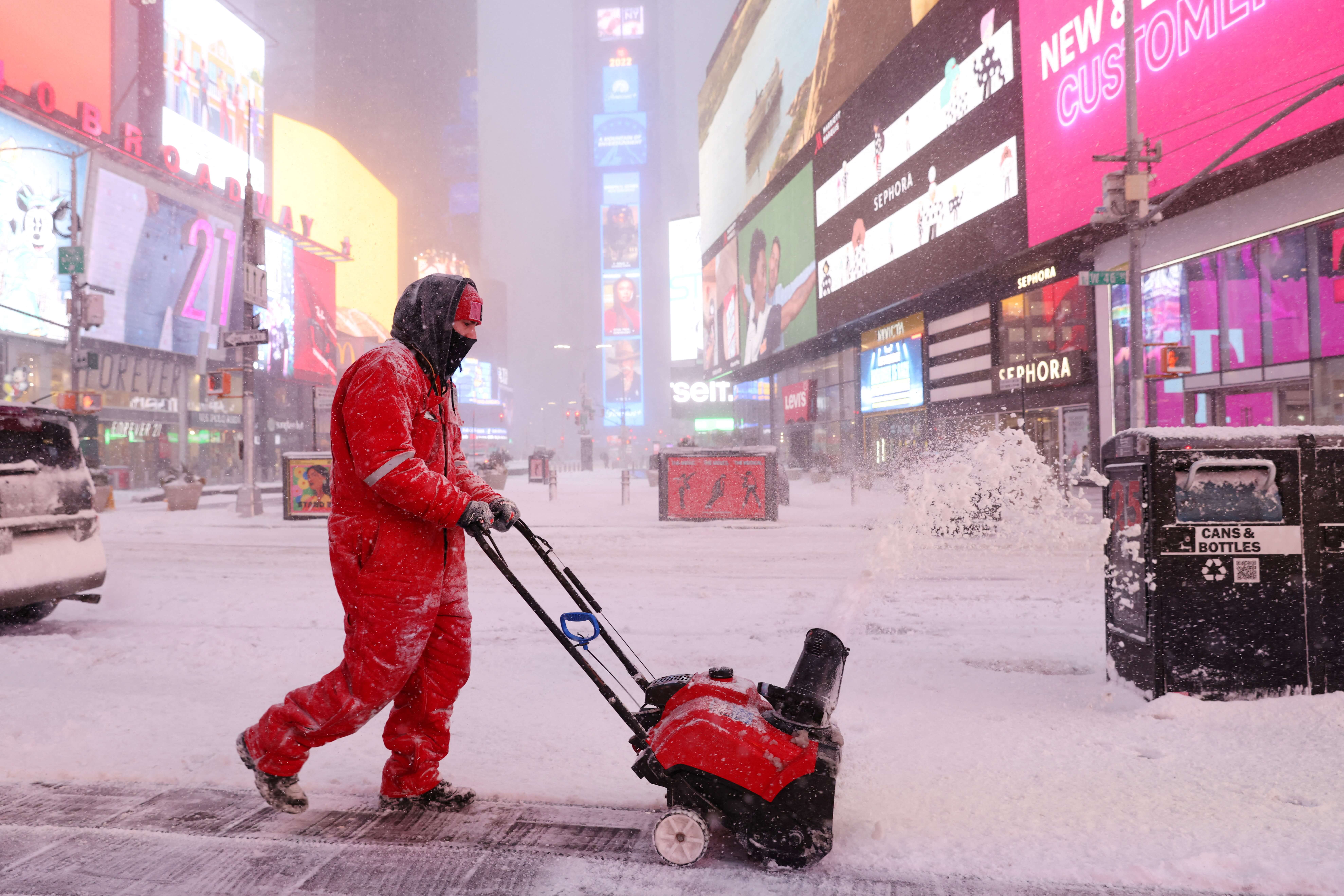 Winter storm pummeling New York City, with at least halffoot of snow