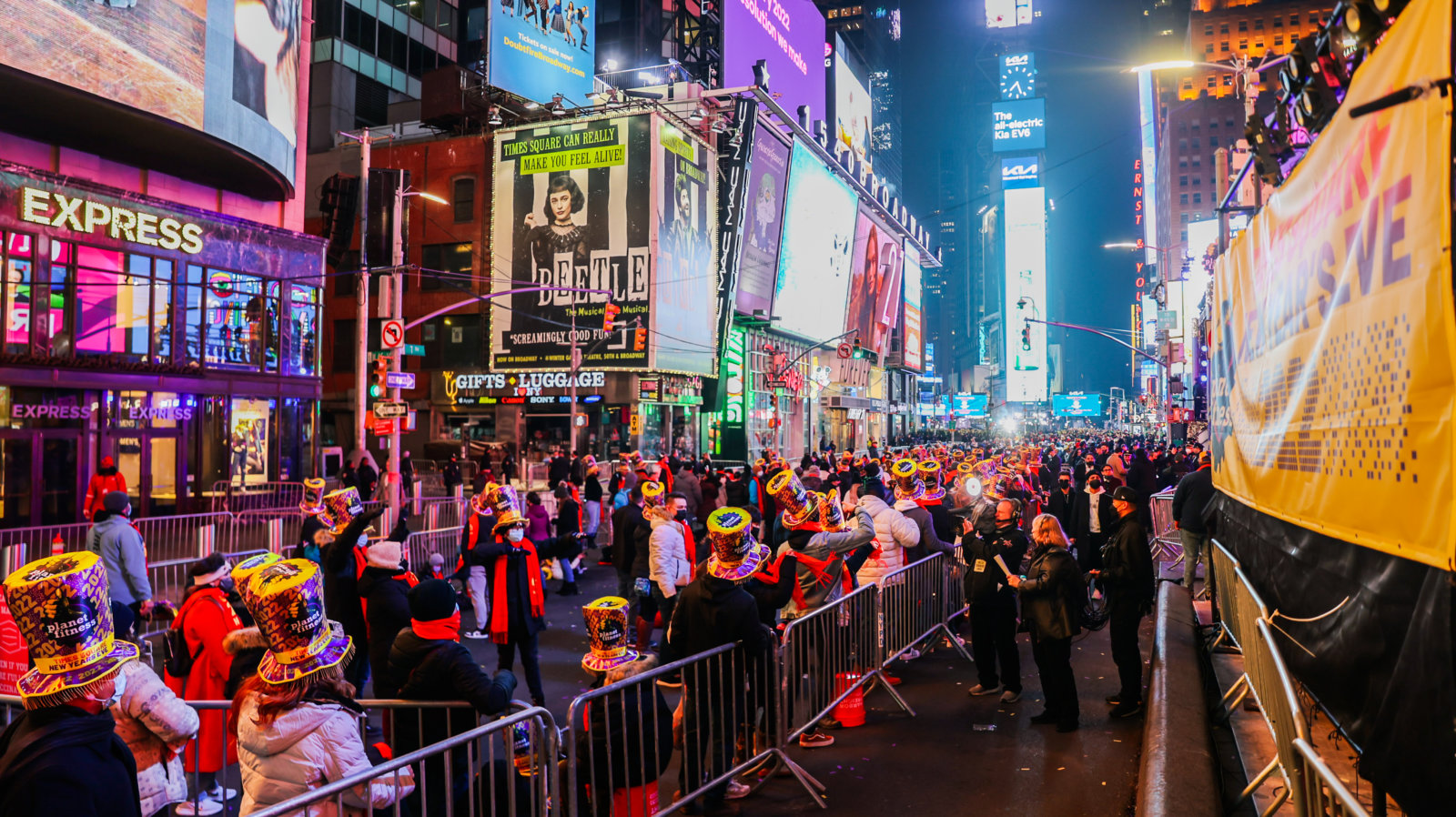 SEE IT Maskedup New Yorkers in 2022 by the thousands in Times