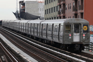 MTA_NYC_Subway_W_train_leaving_39th_Ave