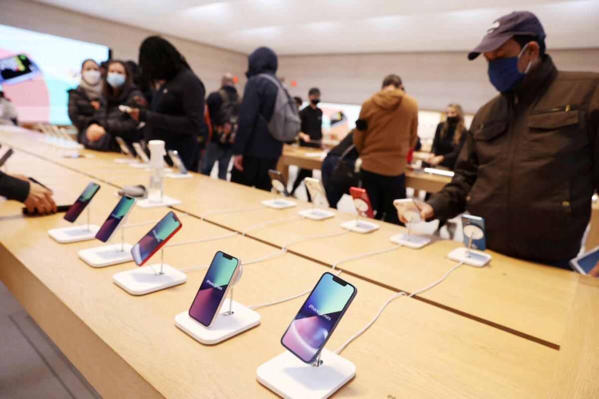 FILE PHOTO – People shop for smartphones in an Apple Store in Manhattan, New York City