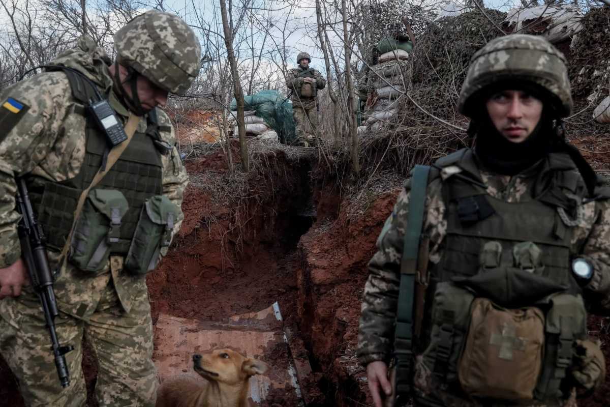 Ukrainian service members are seen on the front line near the city of Novoluhanske