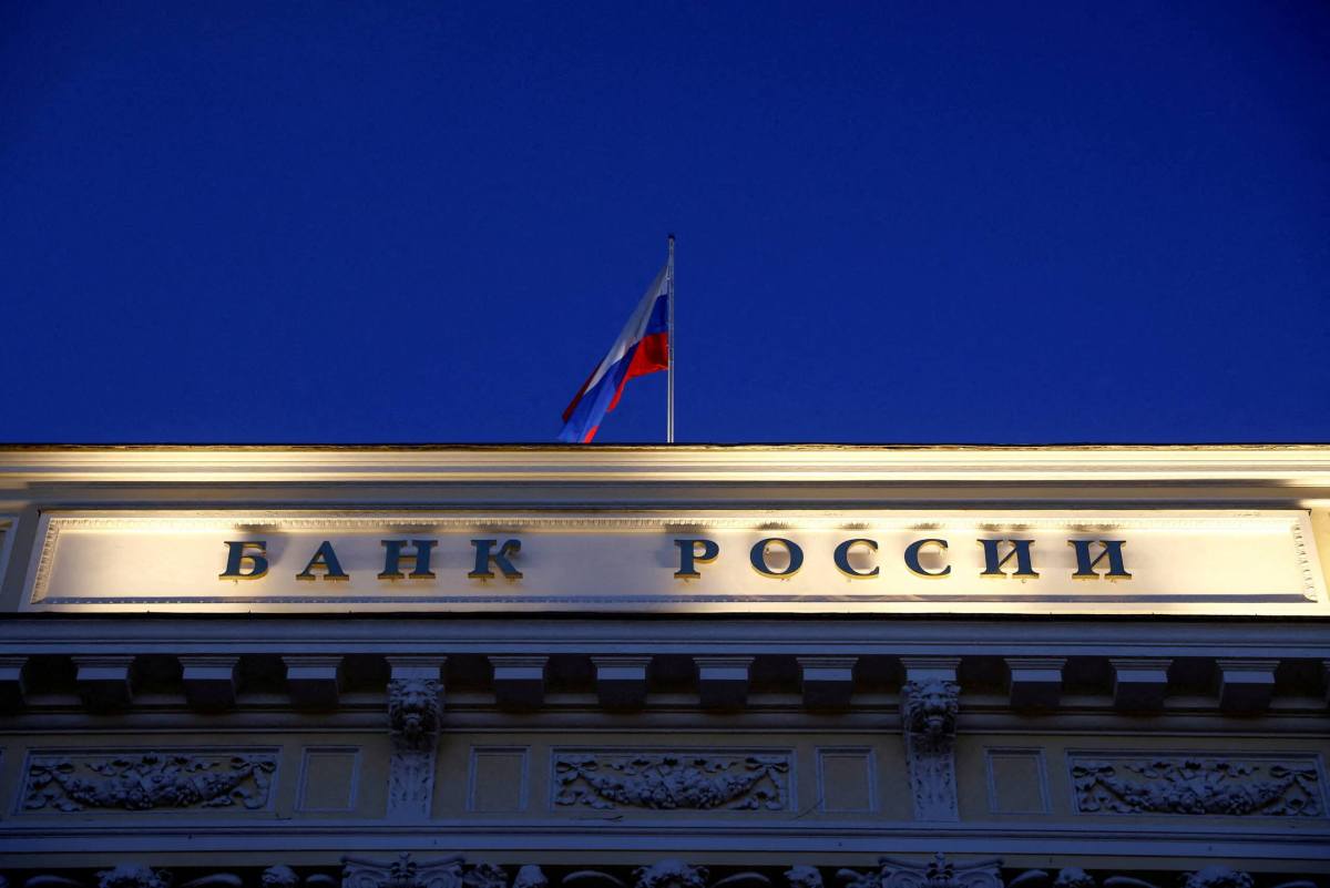 FILE PHOTO: A Russian state flag flies over the Central Bank headquarters in Moscow