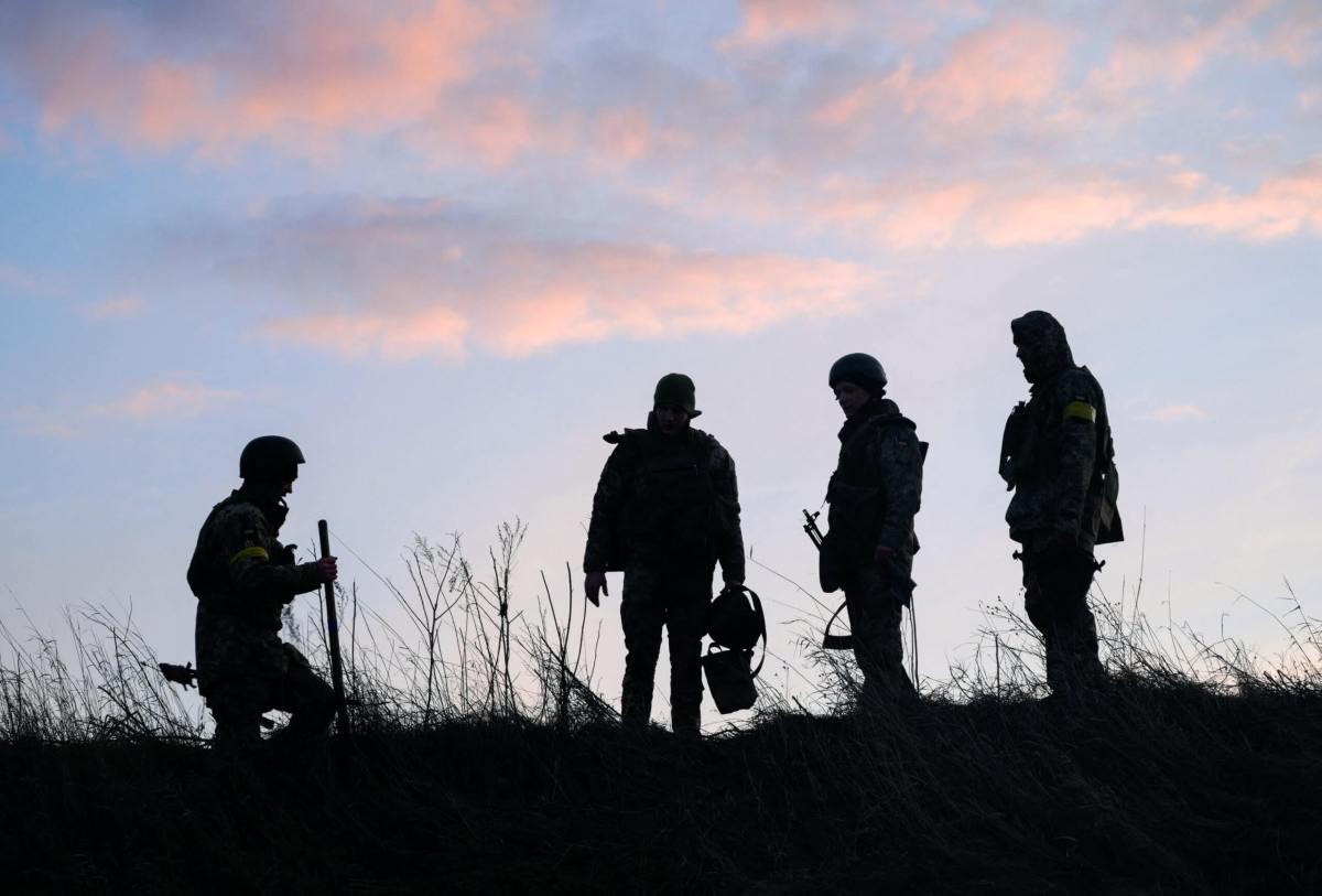 Ukrainian servicemen take positions at the military airbase Vasylkiv in the Kyiv region