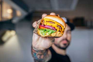 222Double-New-York-Burger-held-by-Anthony-M-DiCicco-Photo-by-Charlie-Bennet-1200×800-1
