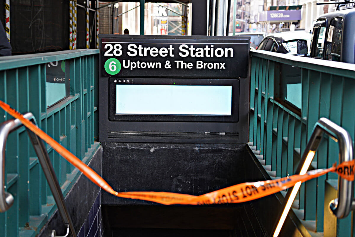 Allegedly drunk man struck by 6 train on East Side: sources 2