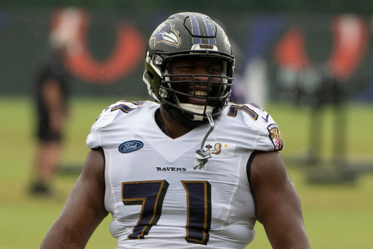 Former Baltimore Ravens defensive tackle Justin Ellis has agreed to sign with the Giants.