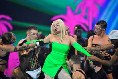 2021-11-14T214527Z_1675829270_RC2LUQ9KLYQ2_RTRMADP_3_AWARDS-MTV-EMAS-1200×800-1