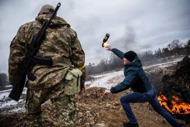 Civilians train to throw Molotov cocktails in Zhytomyr