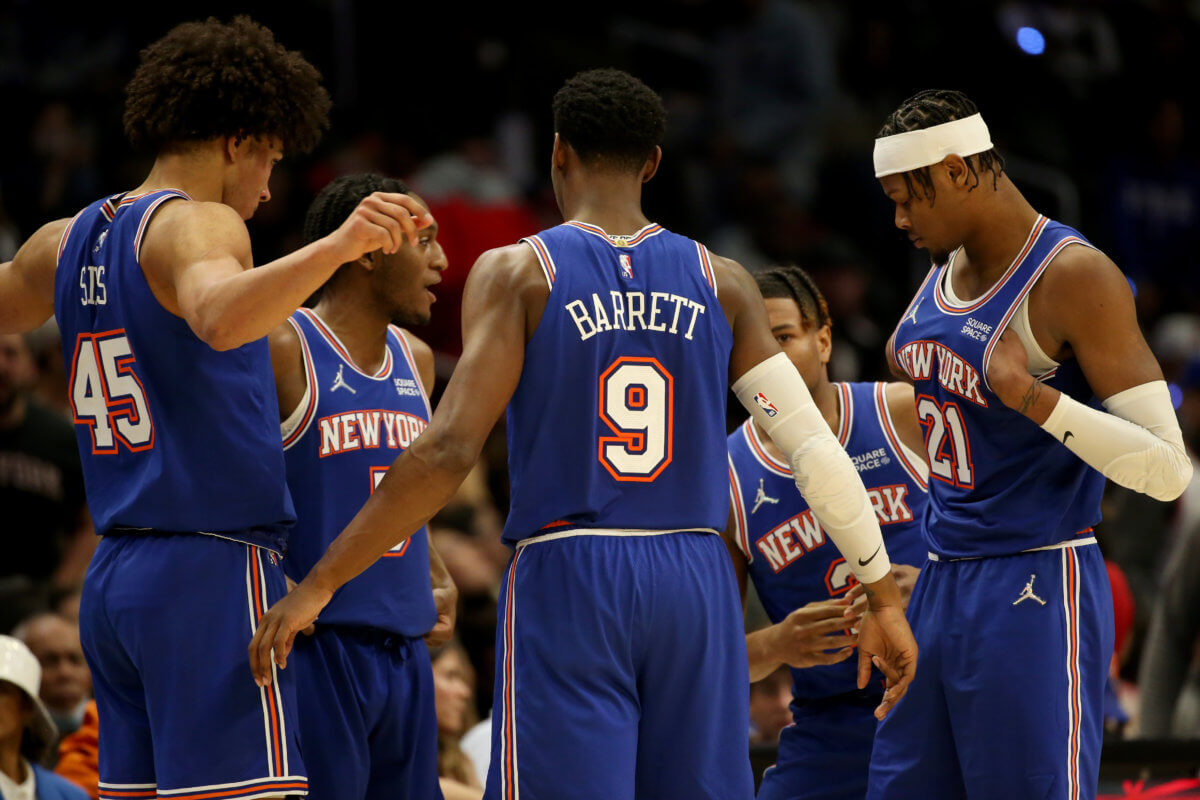 Knicks team huddles