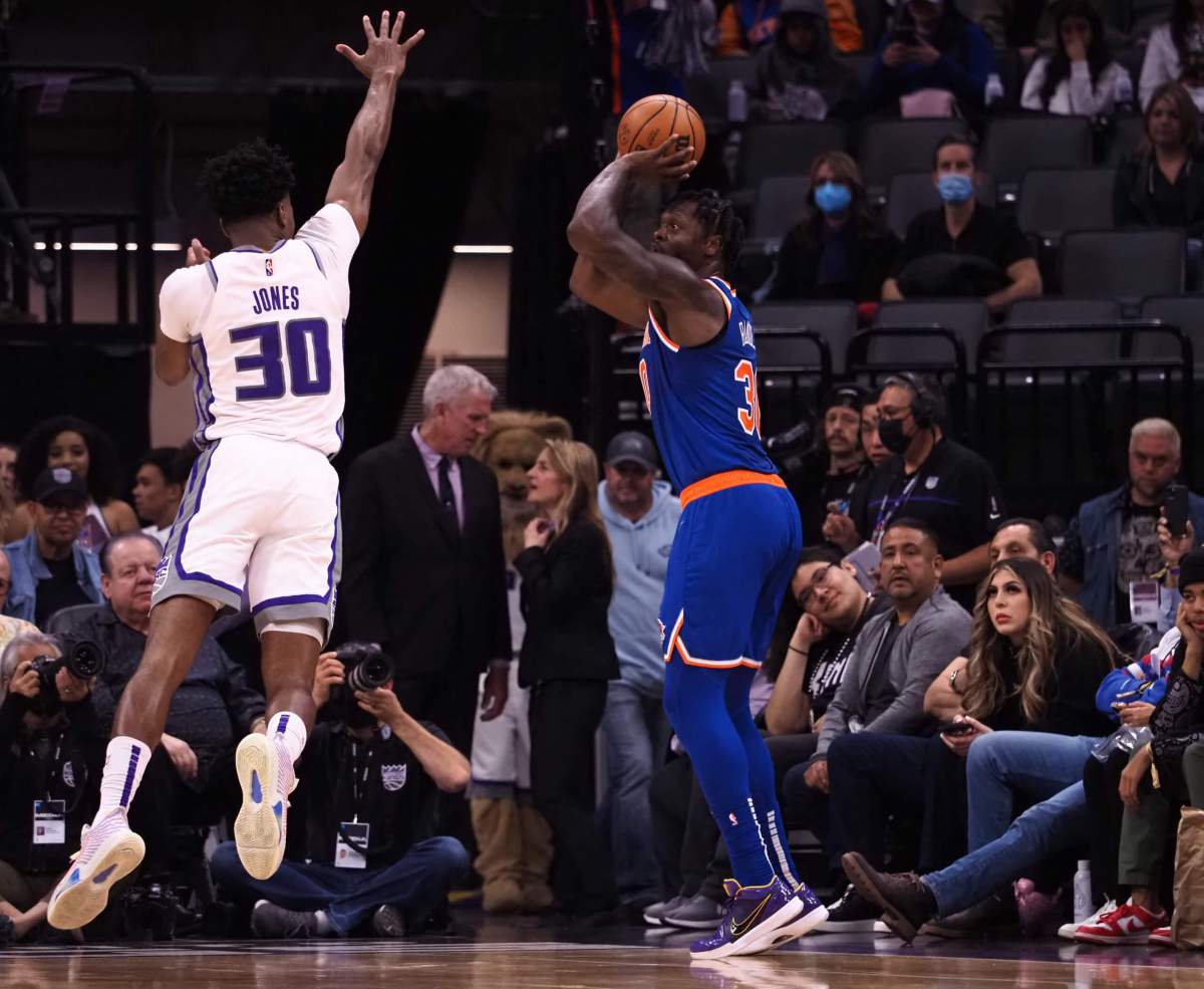 Knicks forward Julius Randle shoots a three