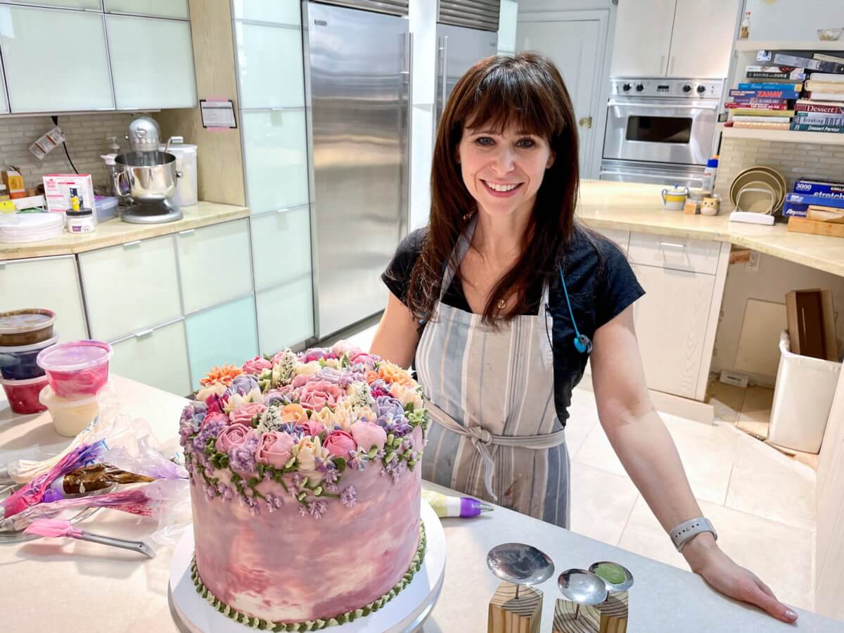 New York pianist blossoms into a baker of lifelike bouquets amNewYork