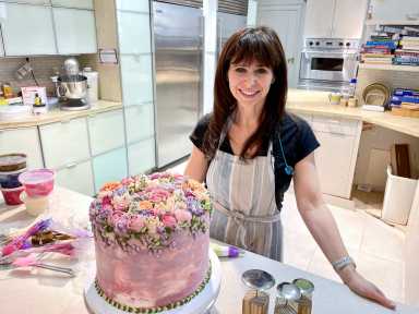 Pianist-turned-baker frosts lifelike buttercream bouquets of roses, peonies and tulips in New York