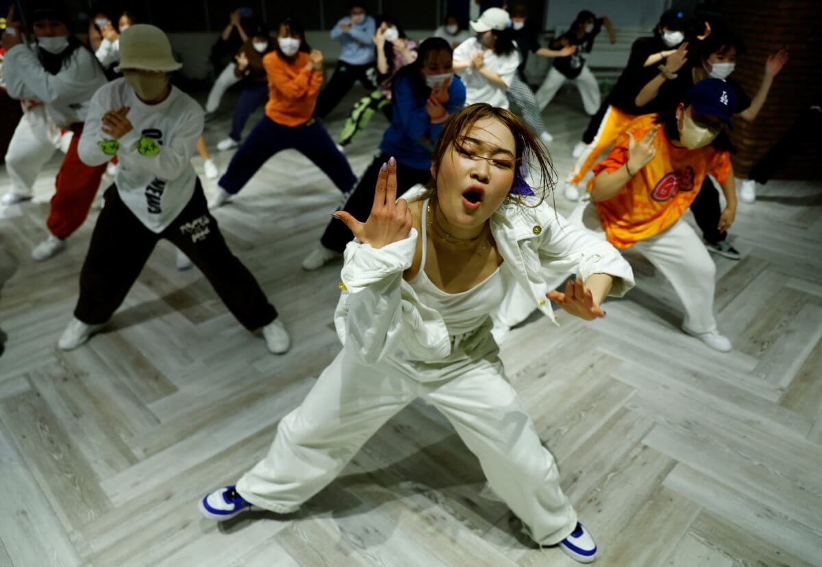 最近K-popヒット歩みの後ろに隠れた才能は20歳の日本のダンサーです。