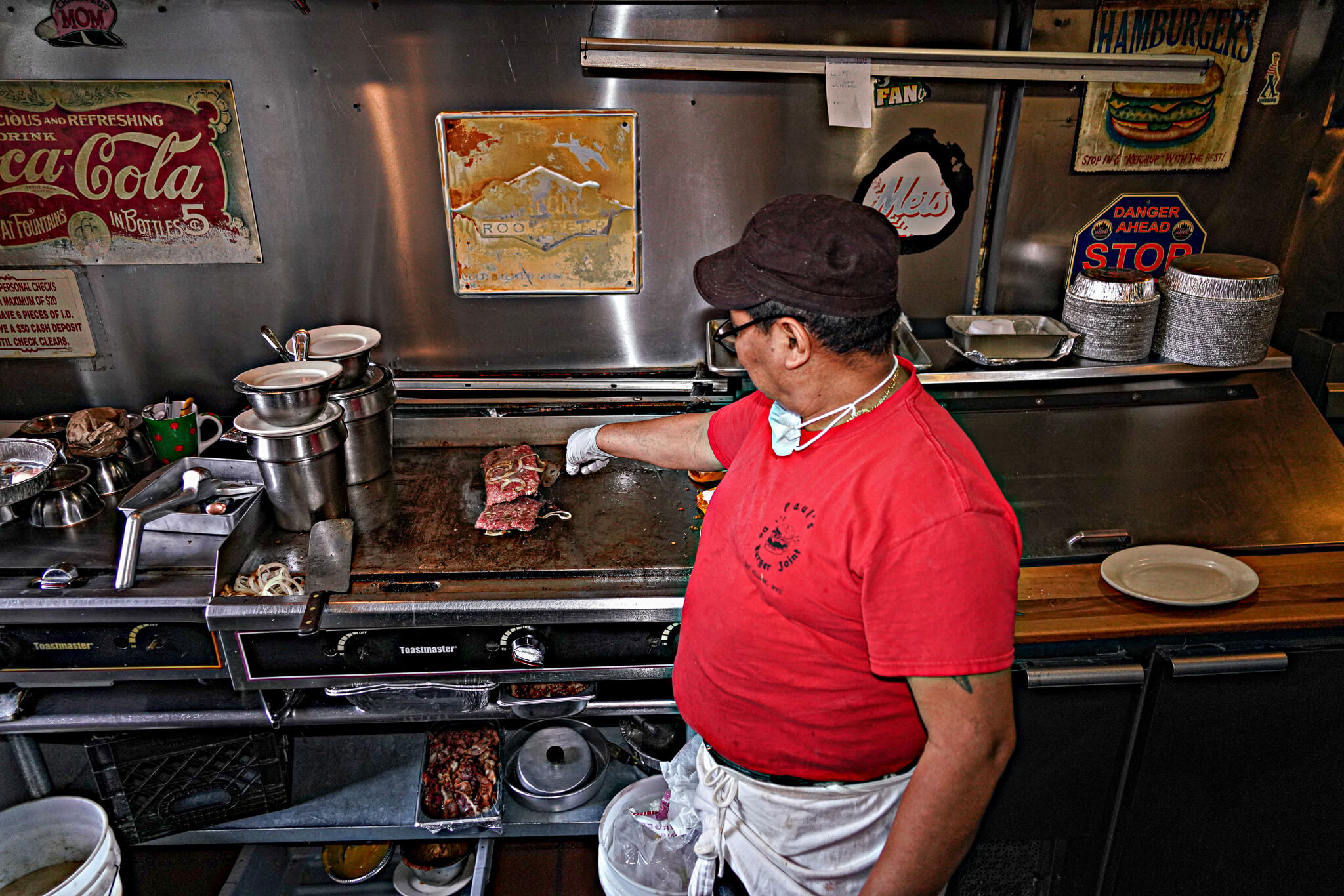 'I want to throw in the towel:' NYC eateries continue to struggle two years into the pandemic 5