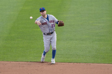 Todd Frazier throws to first as a member of the Mets.