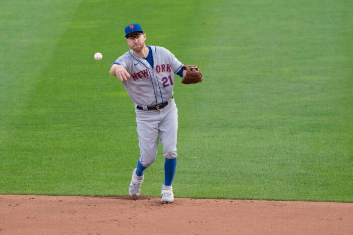 Todd Frazier throws to first as a member of the Mets.