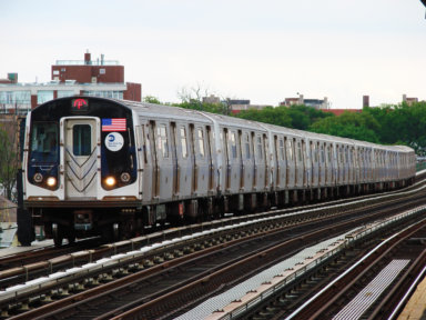 MTA_NYC_Subway_F_train_arriving_at_Avenue_P