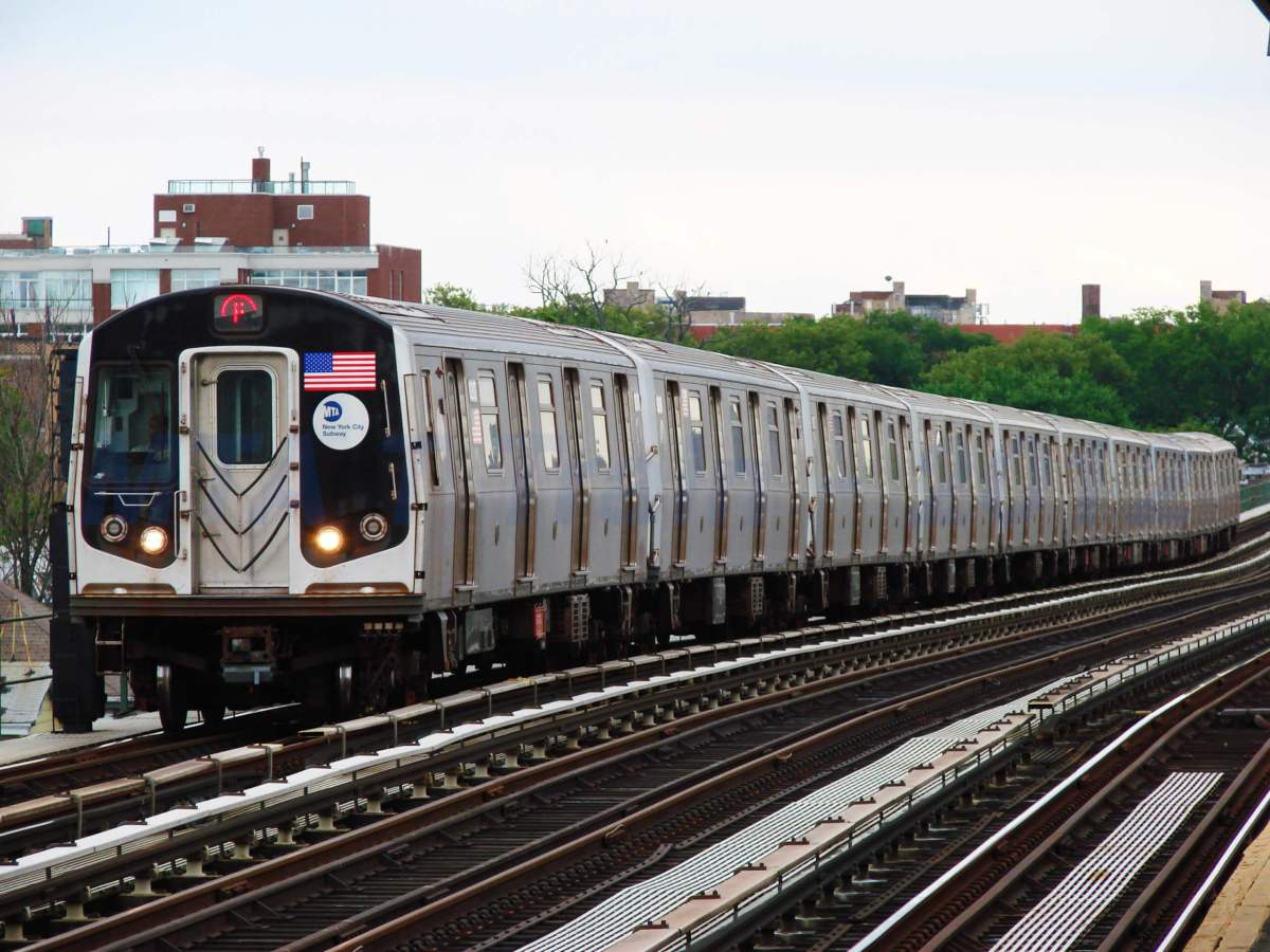 MTA_NYC_Subway_F_train_arriving_at_Avenue_P