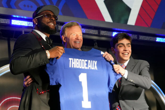 Oregon defensive end Kayvon Thibodeaux with NFL commissioner Roger Goodell and New York Giants fan Sam Prince after being selected by the Giants. 