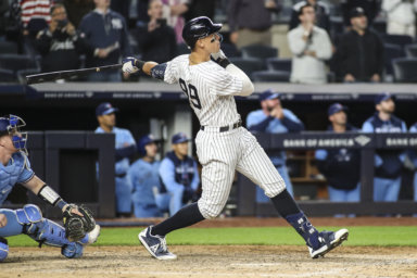 Yankees center fielder Aaron Judge hits a walk-off 3-run home run to defeat the Toronto Blue Jays 6-5.