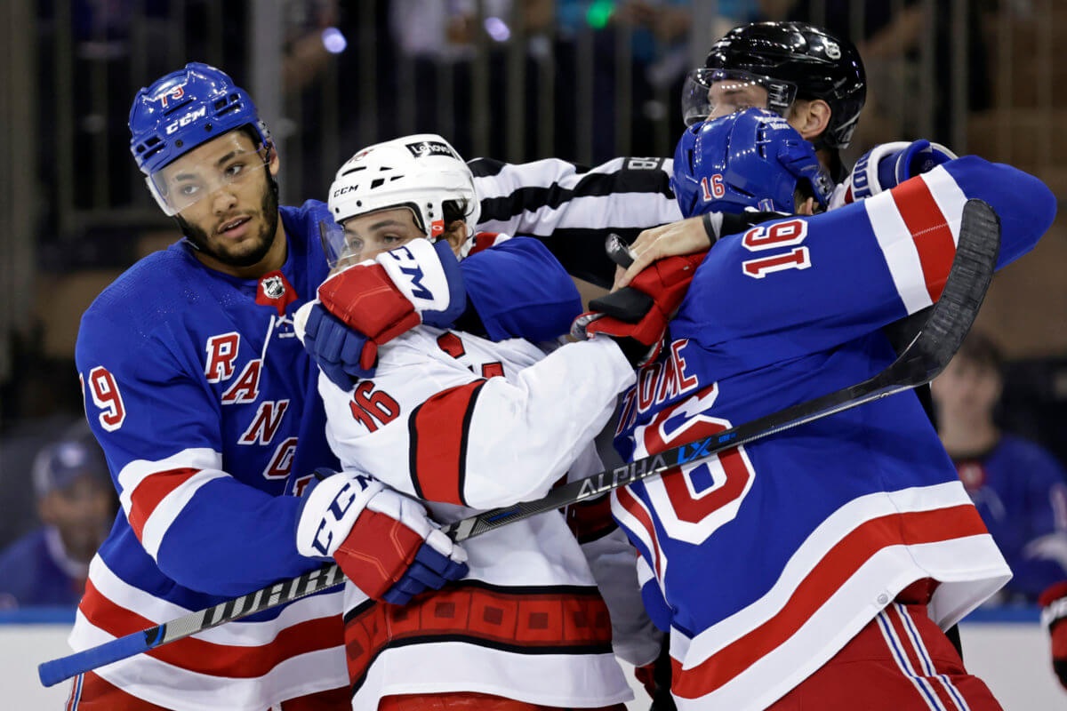 Parent steals show as Flyers beat Rangers in alumni game