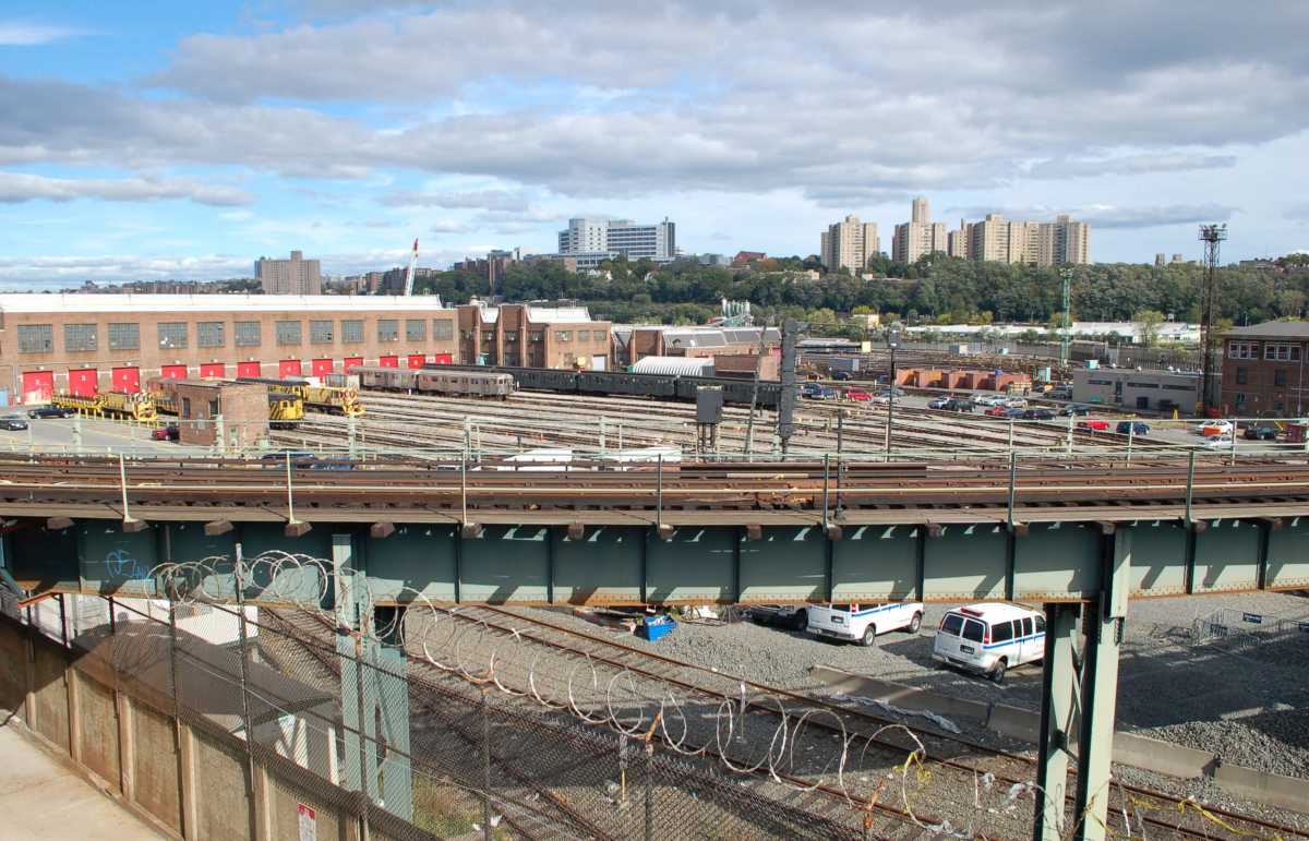 NYCSubway-207thStreetYard(2009-10-10)