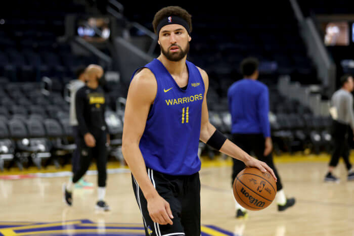Klay Thompson practices with the Warriors