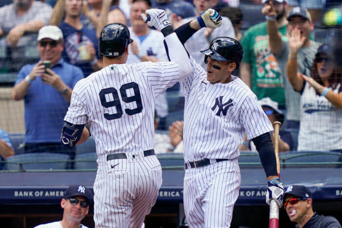 Aaron Judge celebrates with his teammates