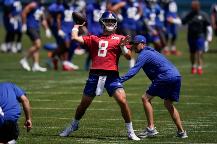 Daniel Jones practices this offseason