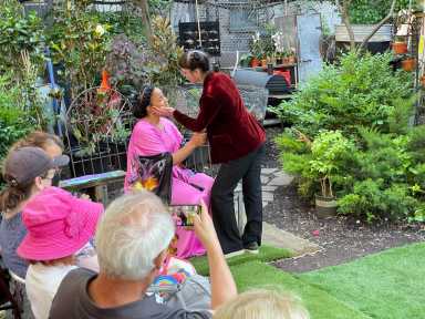 In the garden the drama of the opera poetry is acted out.