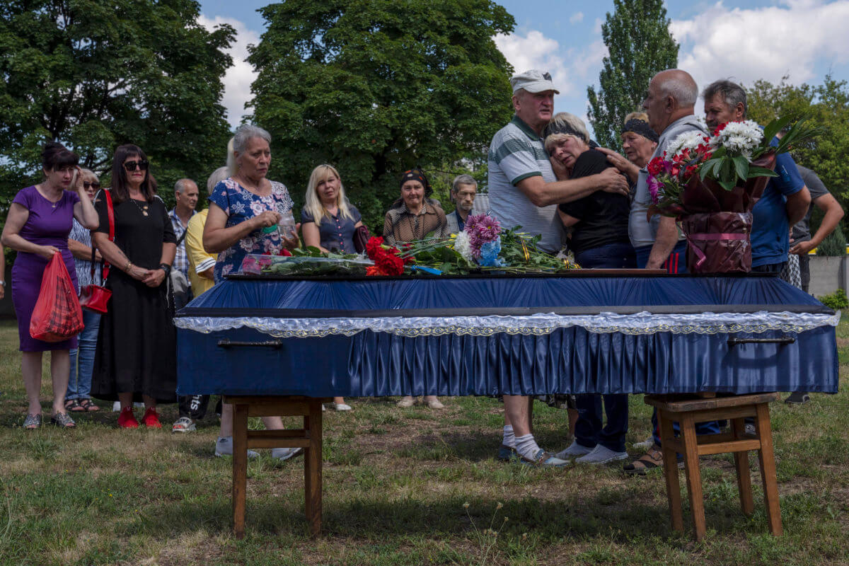 Russia strikes south Ukraine city, presses attacks in east 2