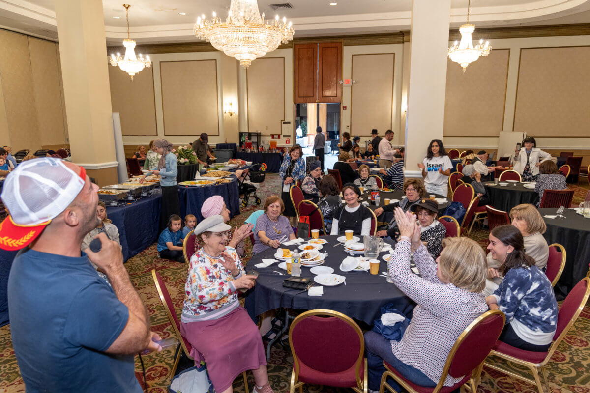 New York City Holocaust survivors go on their first vacation since 2020