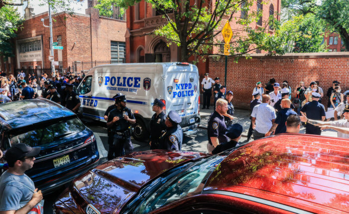 Protesters cuffed in battle over Lower Manhattan abortion clinic 5