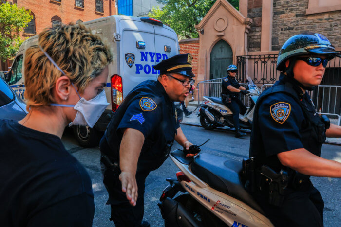 Protesters cuffed in battle over Lower Manhattan abortion clinic 4