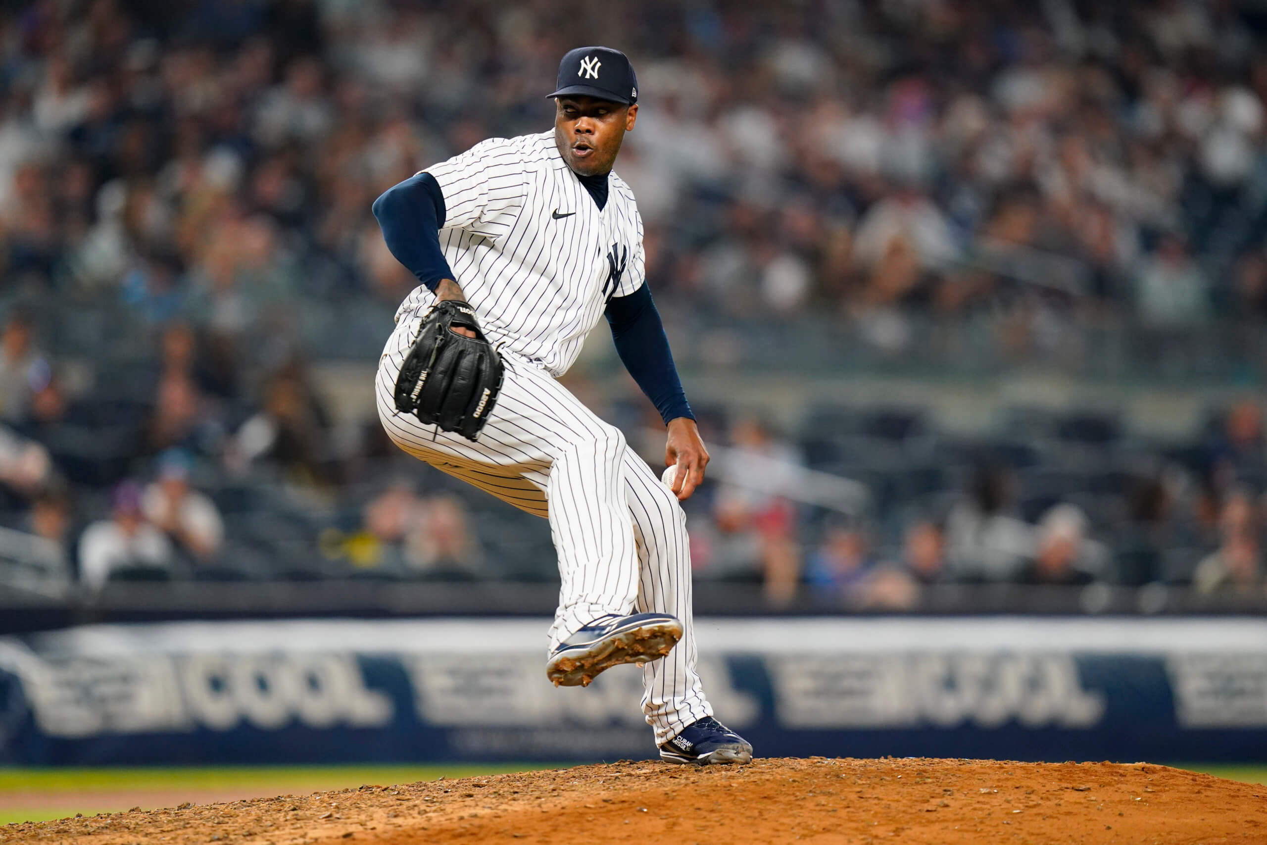 Aroldis Chapman hurts pitching hand in Yankees' champagne celebration