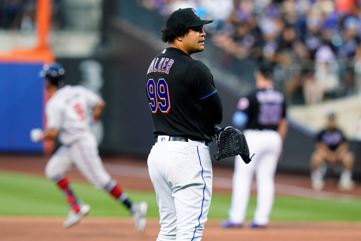 Mets starting pitcher Taijuan Walker waits as Braves' Eddie Rosario runs the bases after hitting a 3-run home run.