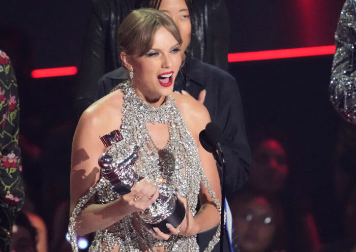 Taylor Swift watches Travis Kelce's Chiefs take on the Jets at MetLife Stadium – Winnipeg Free Press