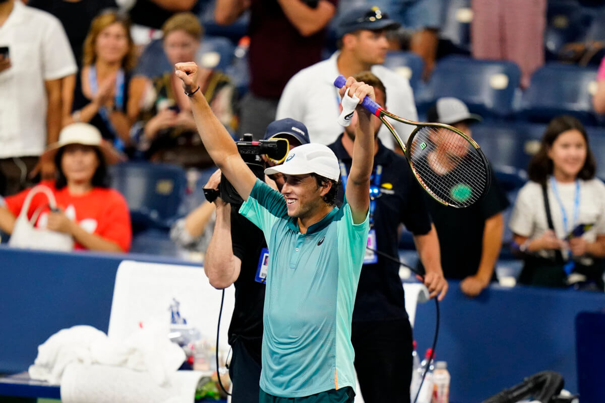 Brandon Holt beats Taylor Fritz at the 2022 US Open