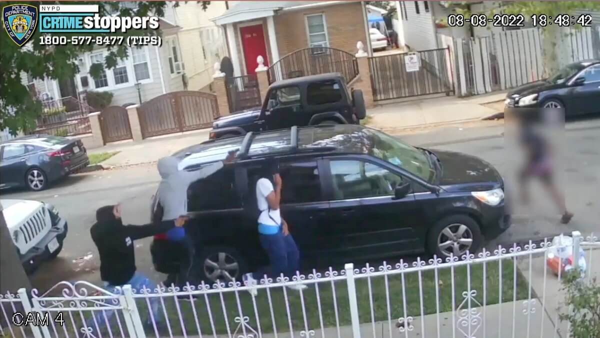 Queens shootout leaves teenager injured