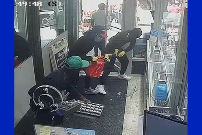 Bronx robbers steal $2.15 million in items from jewelry store in 20 seconds