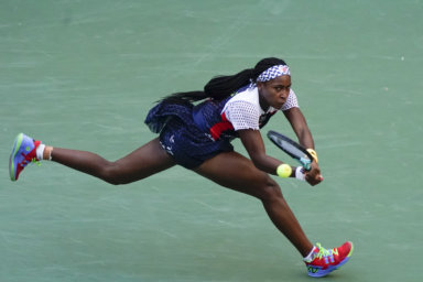 Coco Gauff hits a backhand against Madison Keys at the 2022 US Open