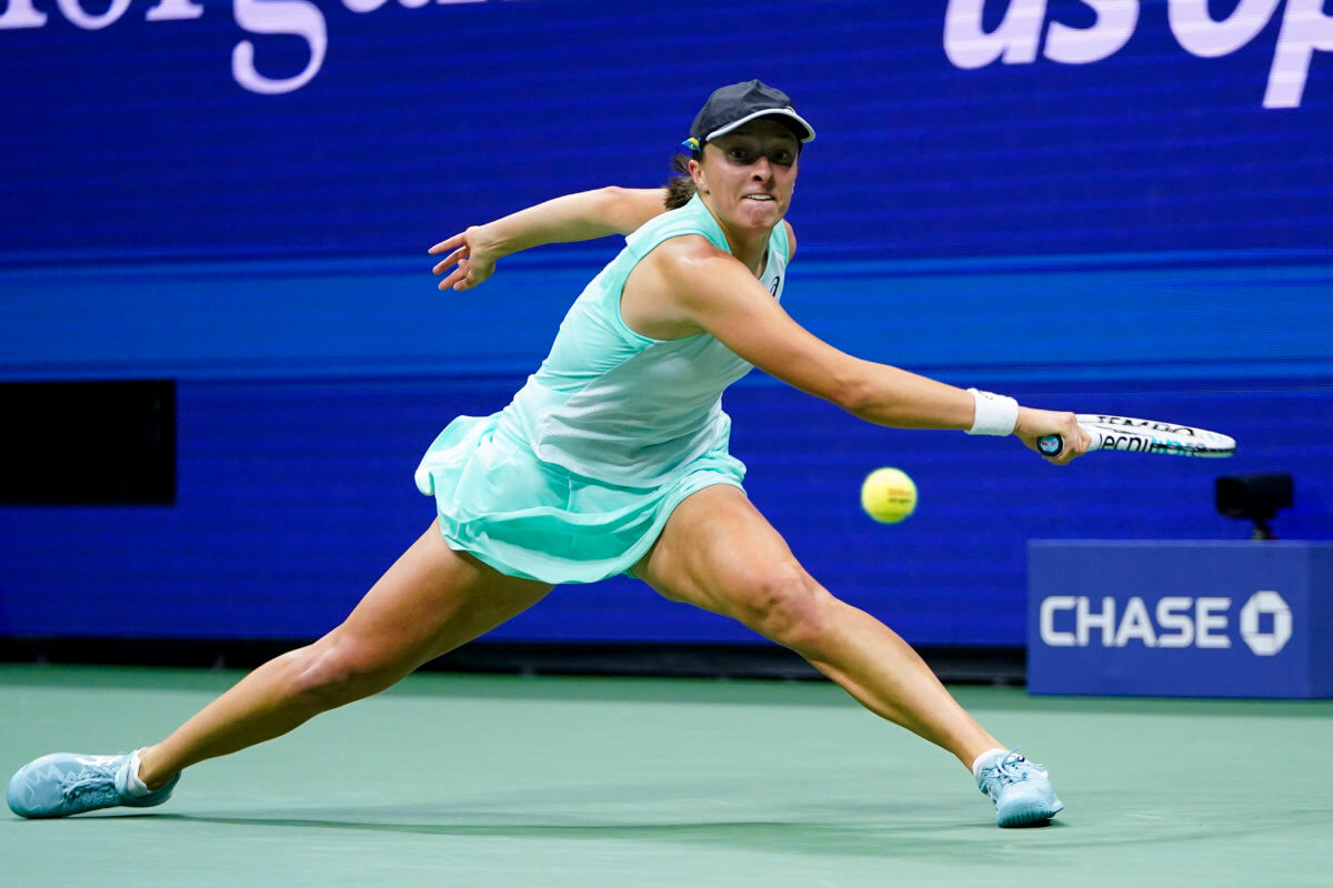 Iga Swiatek returns a shot to Aryna Sabalenka during the semifinals of the US Open.