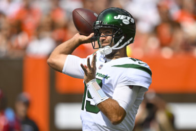 Jets quarterback Joe Flacco passes against the Cleveland Browns during the first half.