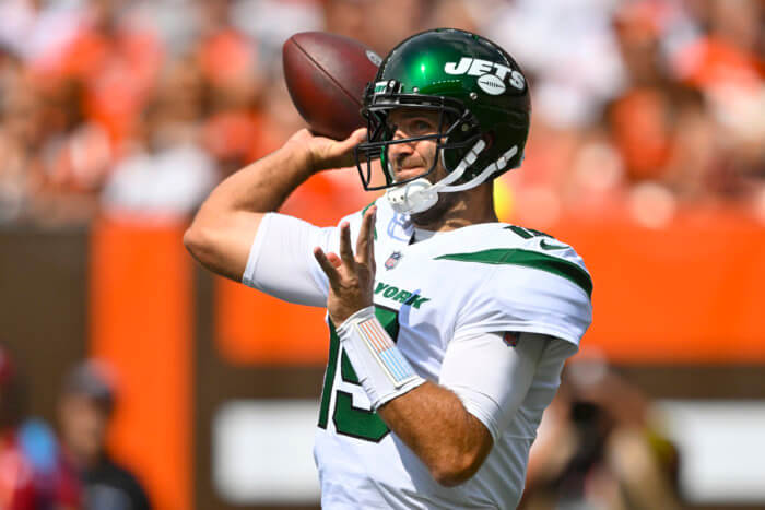 Jets quarterback Joe Flacco passes against the Cleveland Browns during the first half.